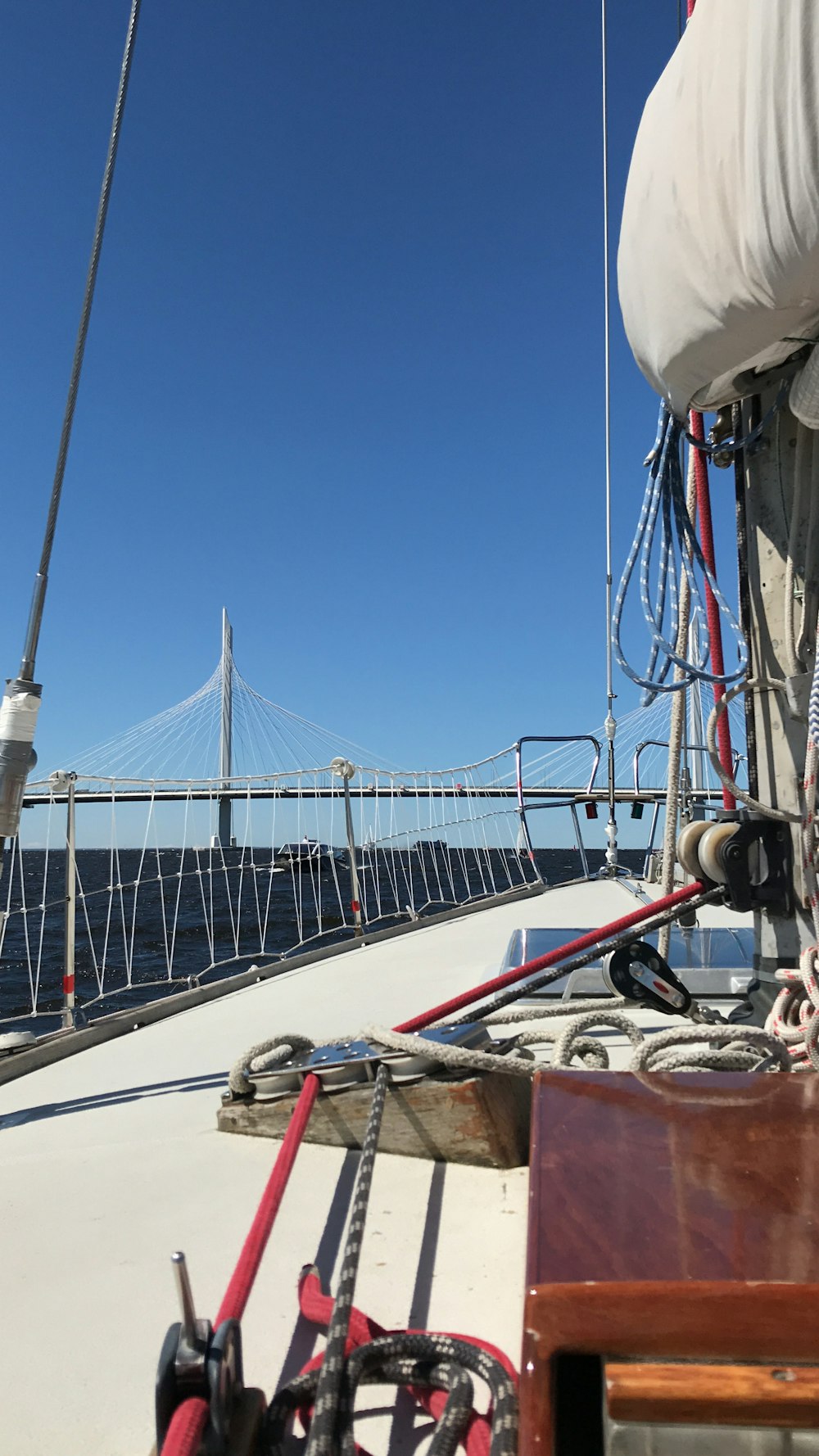 Ein Blick auf eine Brücke von einem Boot auf dem Wasser