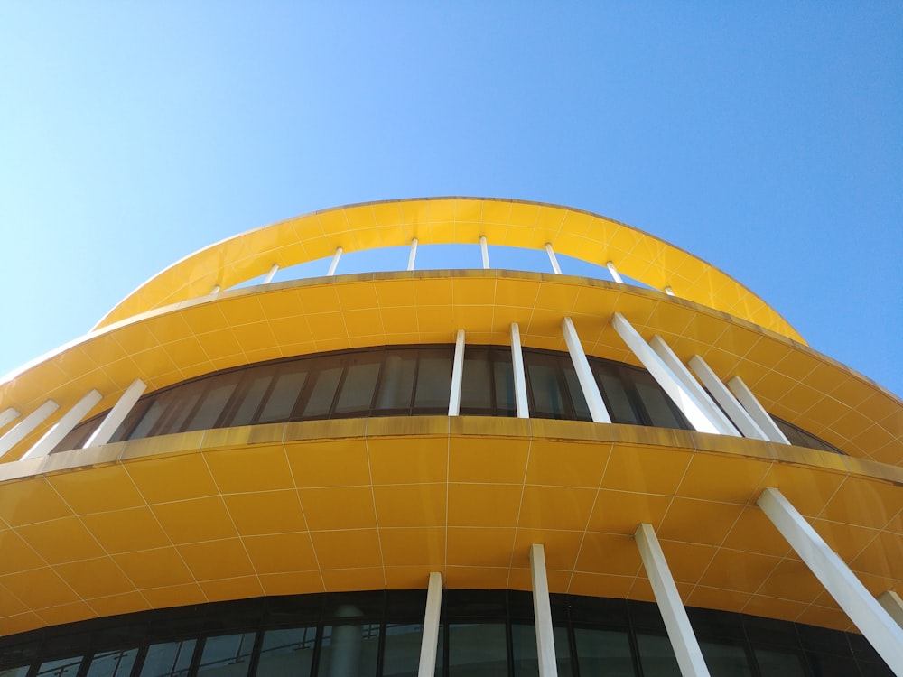 黄色い建物のローアングル撮影