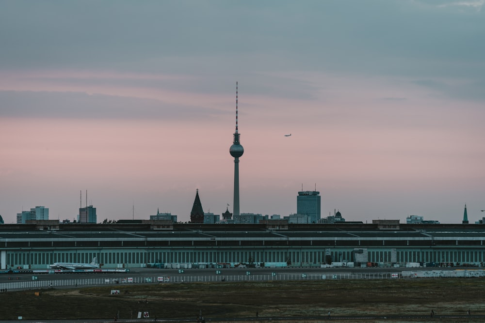 Ein großes Gebäude mit einem Turm im Hintergrund