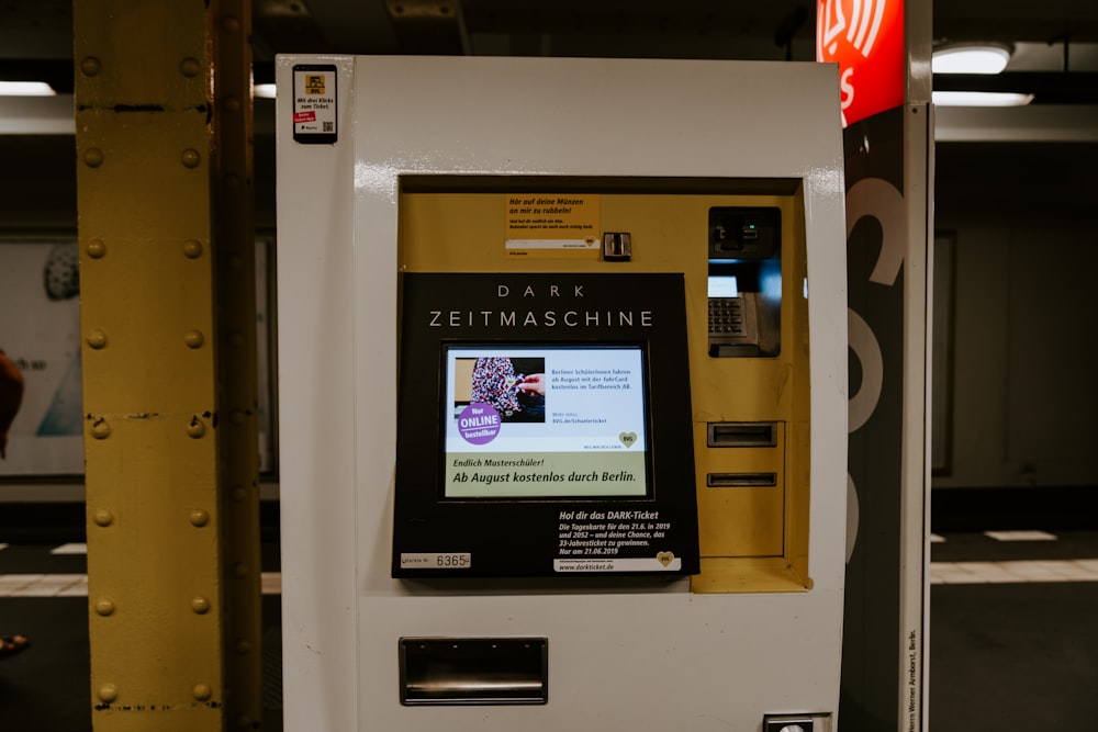 Uma máquina de venda automática para Zeitmacchine escuro em uma garagem