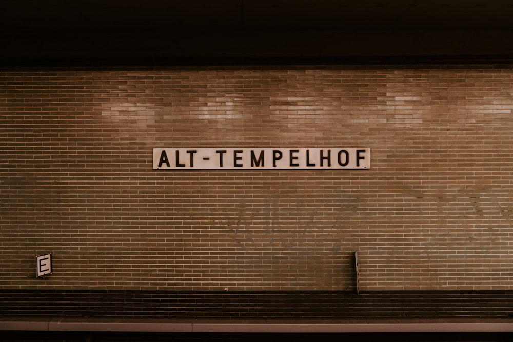 Wand mit Alt-Tempelhof-Schild