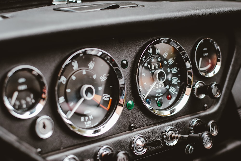 Cerrar Fotografía del panel de instrumentos del automóvil