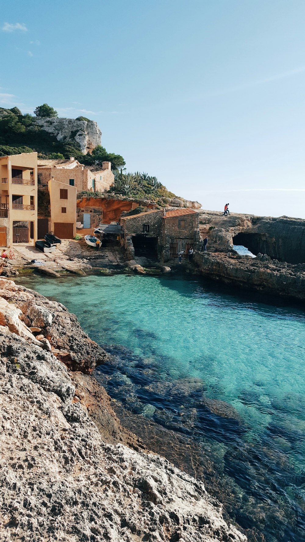 uno specchio d'acqua vicino a una costa rocciosa