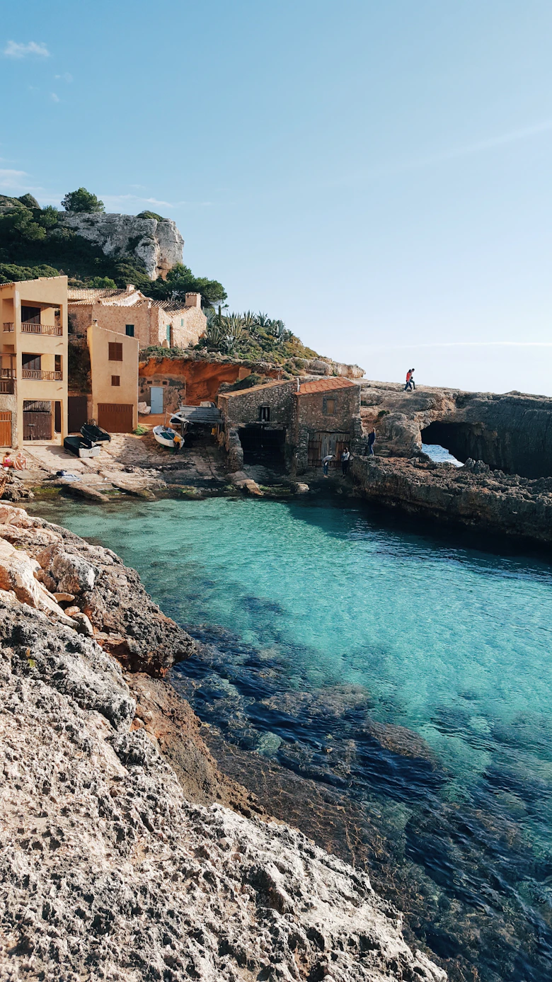 Turquoise water langs de rotsachtige kust van Mallorca