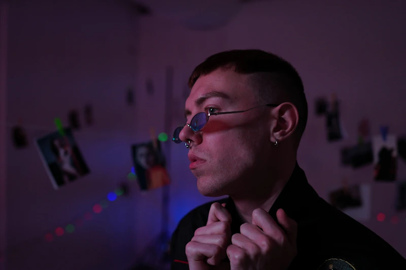 Attraktiver Mann im schwarzen Shirt sucht Anschluss