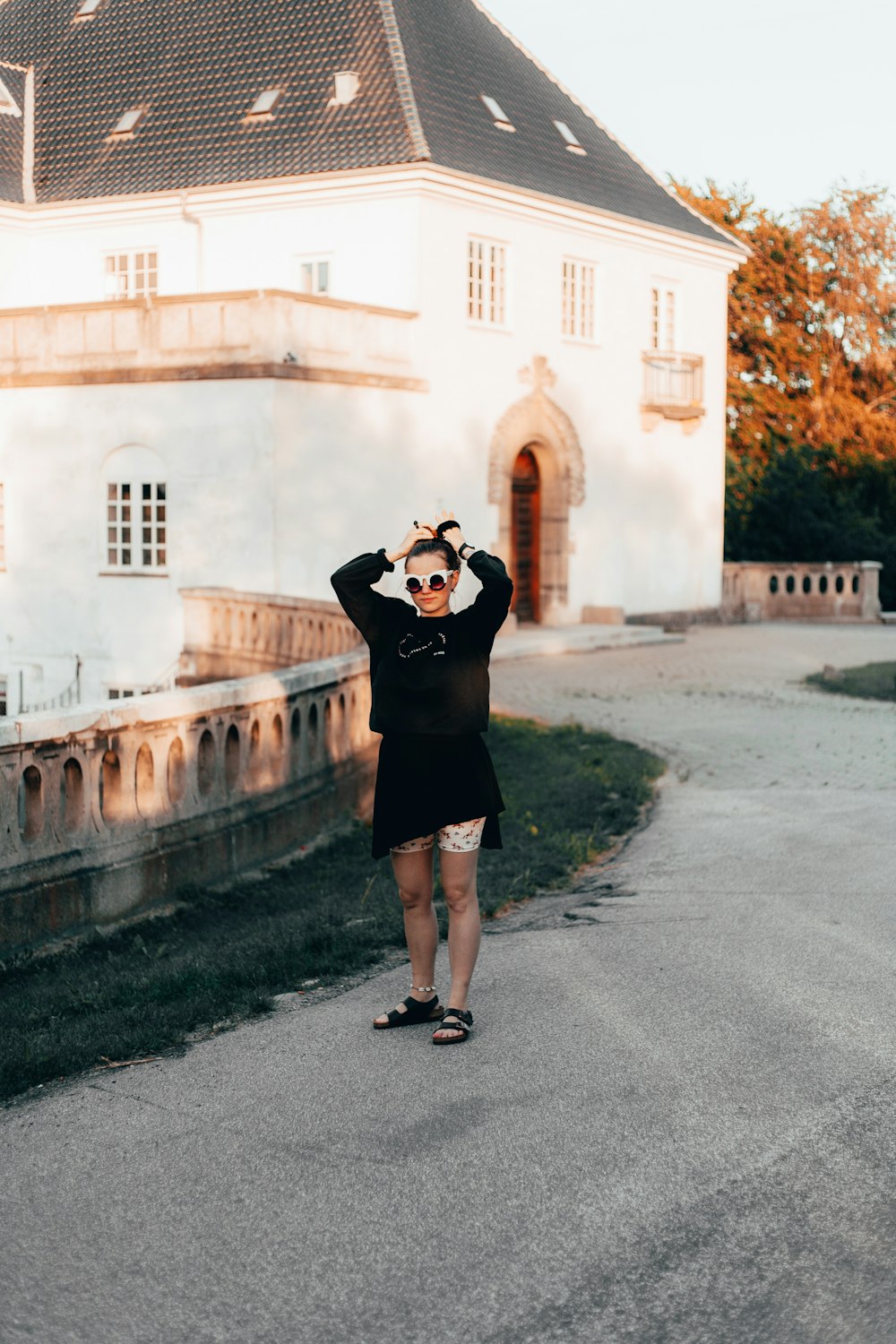 mulher em pé perto do edifício