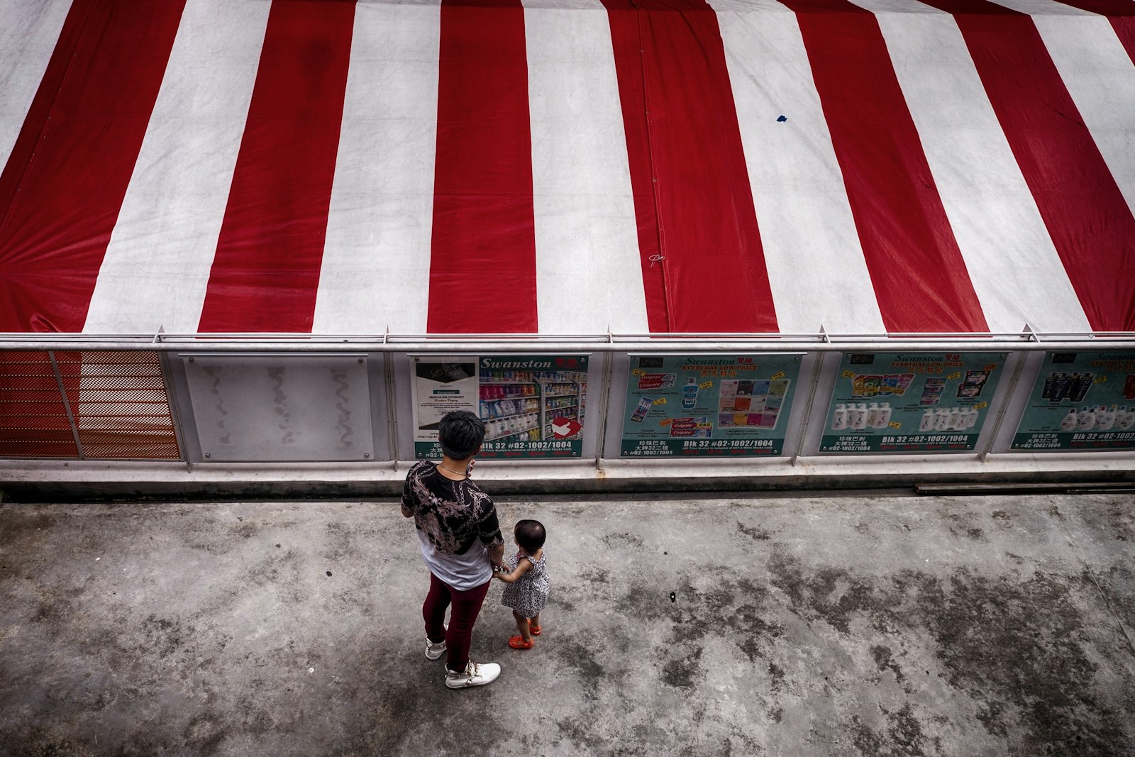 Olympus OM-D E-M10 II + Olympus M.Zuiko Digital 17mm F2.8 Pancake sample photo. Man holding hand with photography