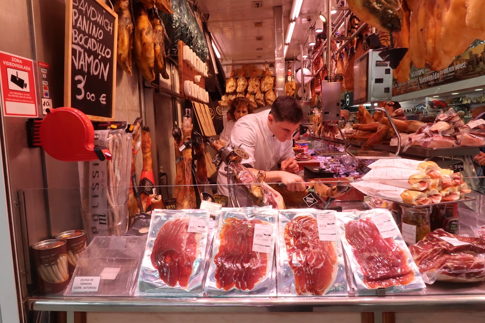 hombre cortando carne cruda