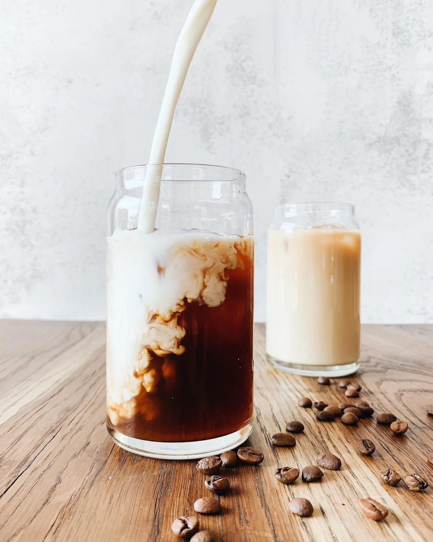 Haferdrink wird in einen Kaffee gegossen