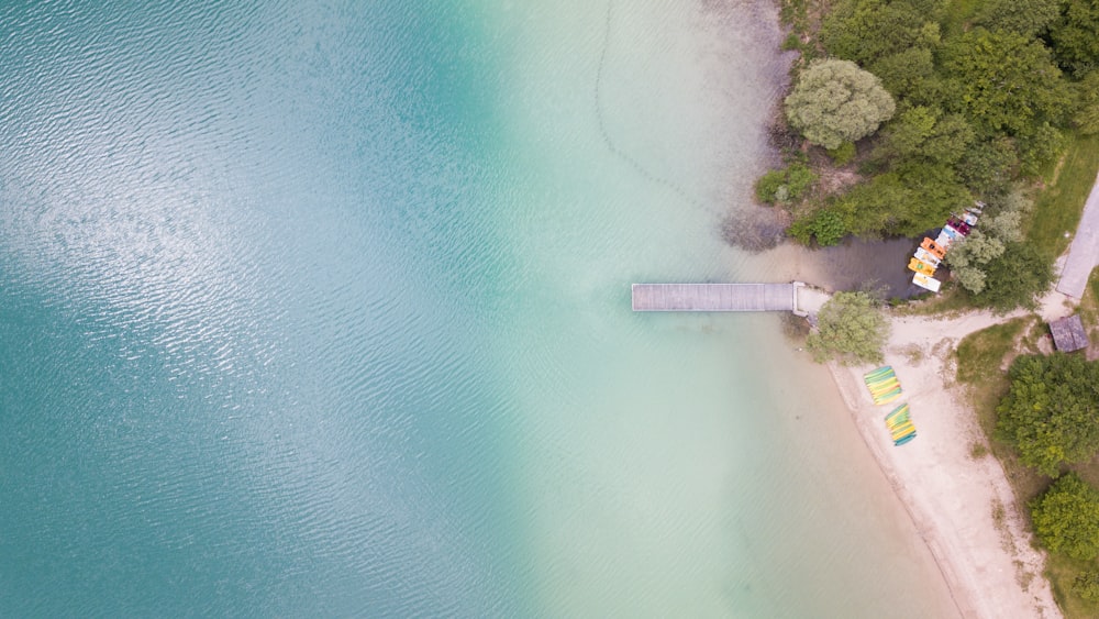 Photo en plongée du quai pendant la journée