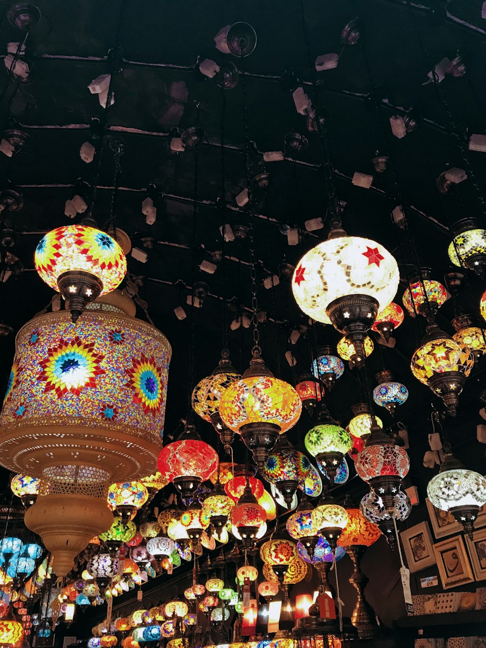 Lanternes de couleurs variées pendant la nuit