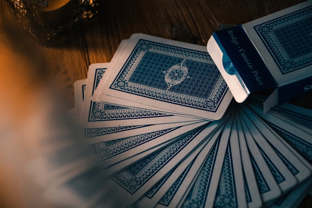 lotto di carte da gioco blu su tablle