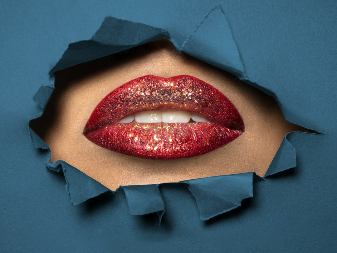 red lips photography,