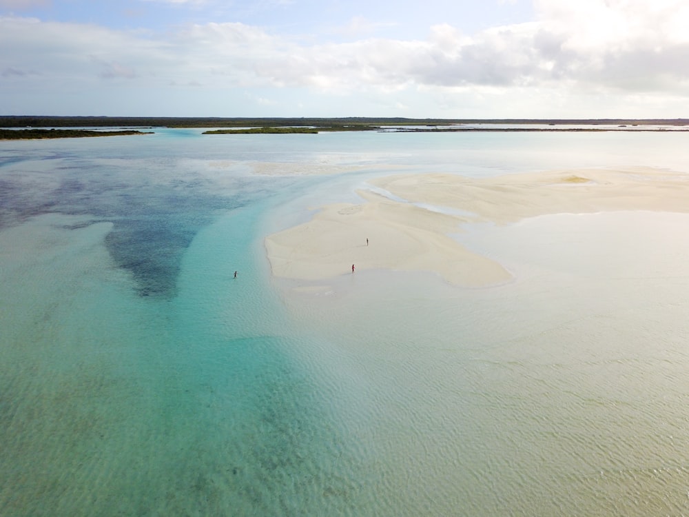 Cuerpo de agua bajo nubes blancas durante el día