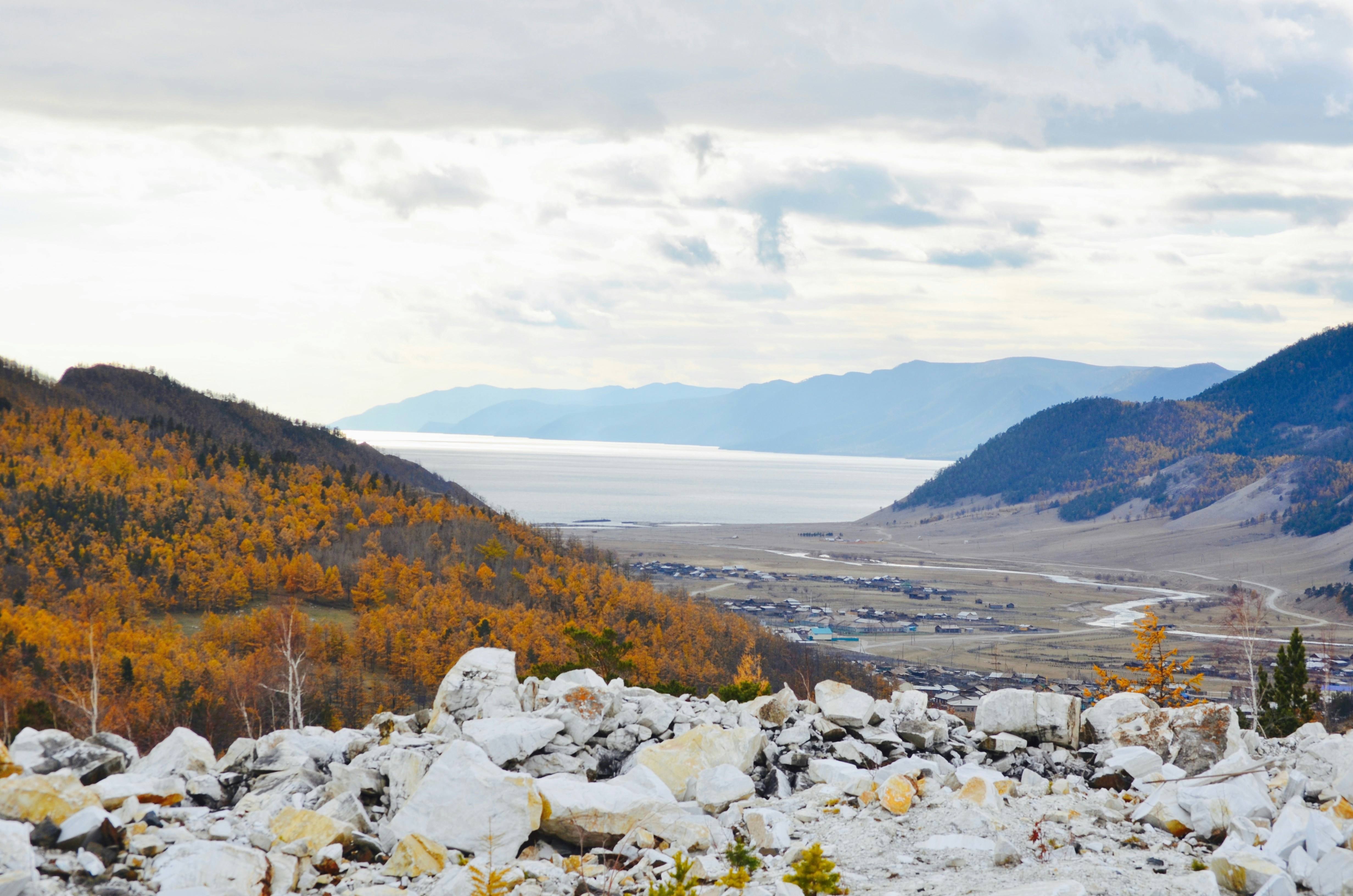 Berg in der Nähe des Meeres