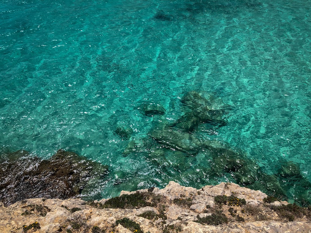 Landschaftsfoto einer Klippe am Meer
