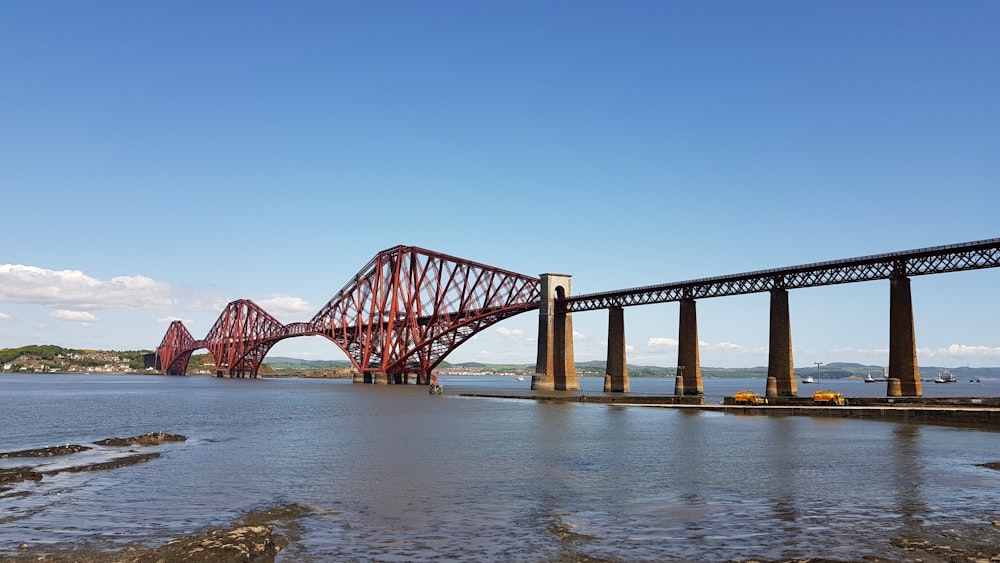 Puente de cable rojo bajo un cielo azul claro