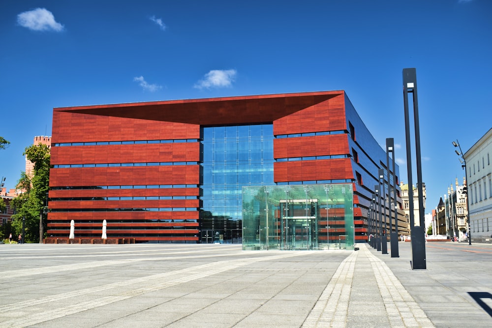 edifício de vidro marrom e transparente durante o dia