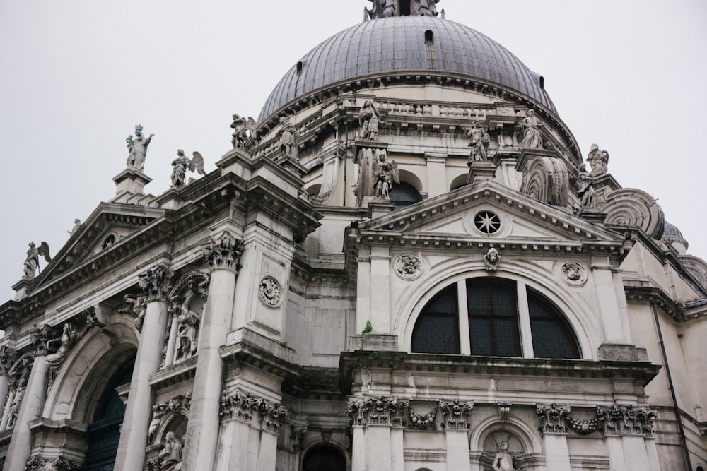 edifício de cúpula pintado de branco