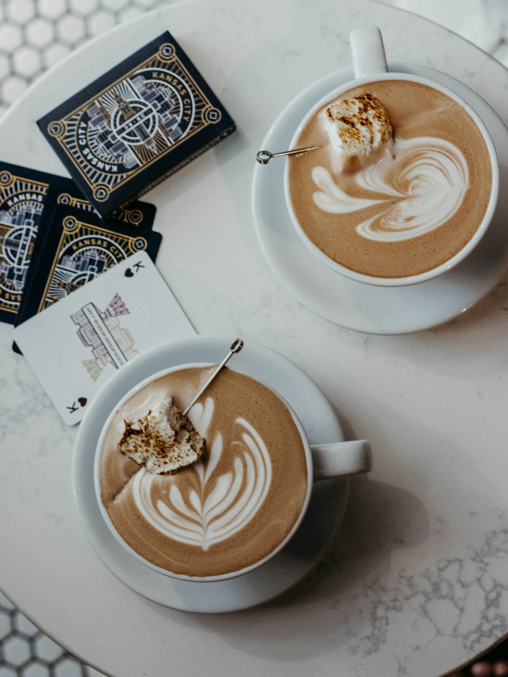Cappuccino Latte en taza de cerámica con platillo