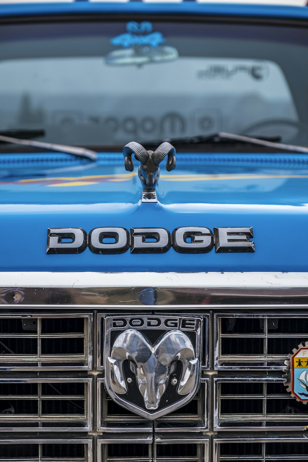 Coche Dodge azul