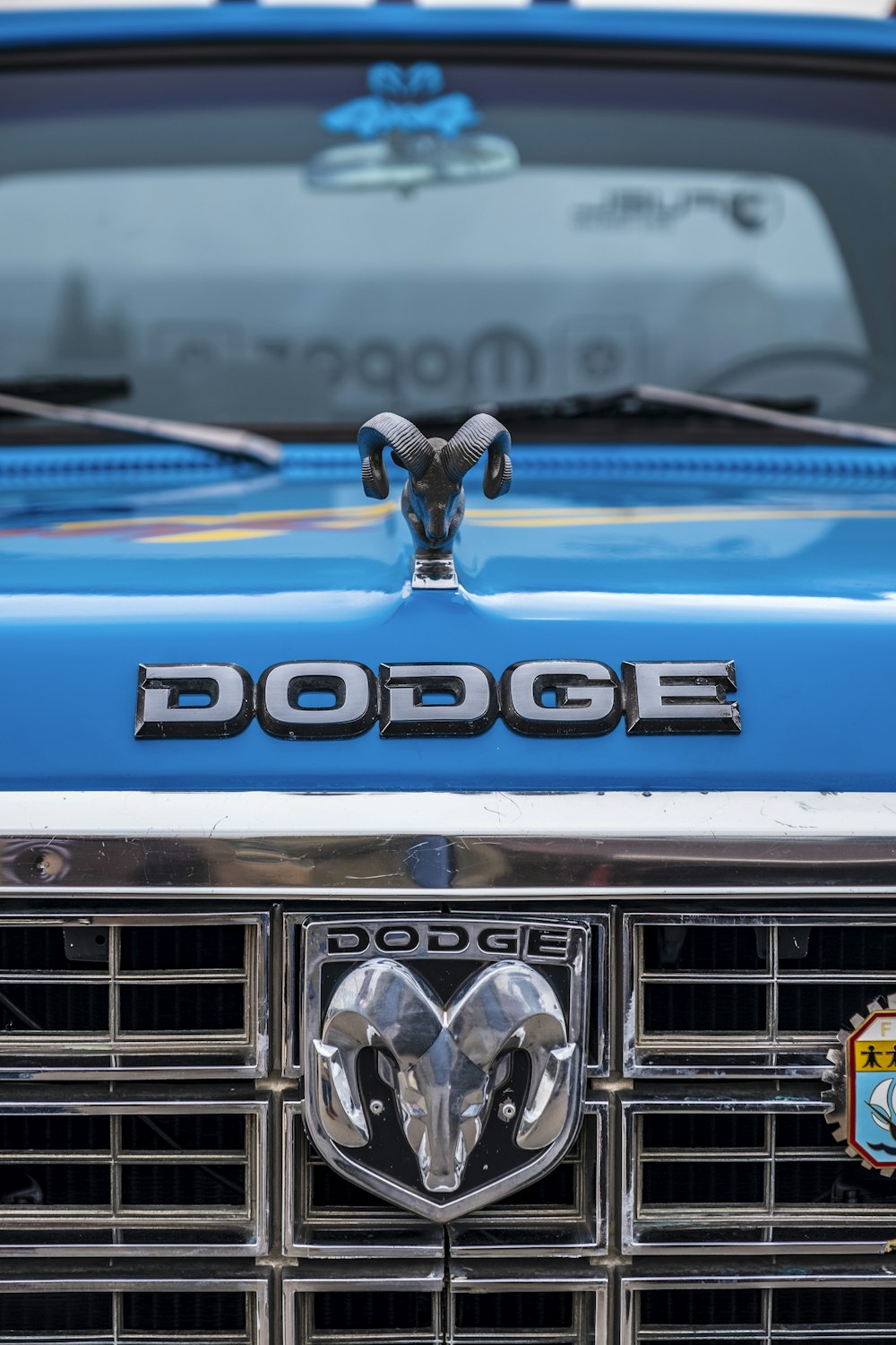 carro Dodge azul
