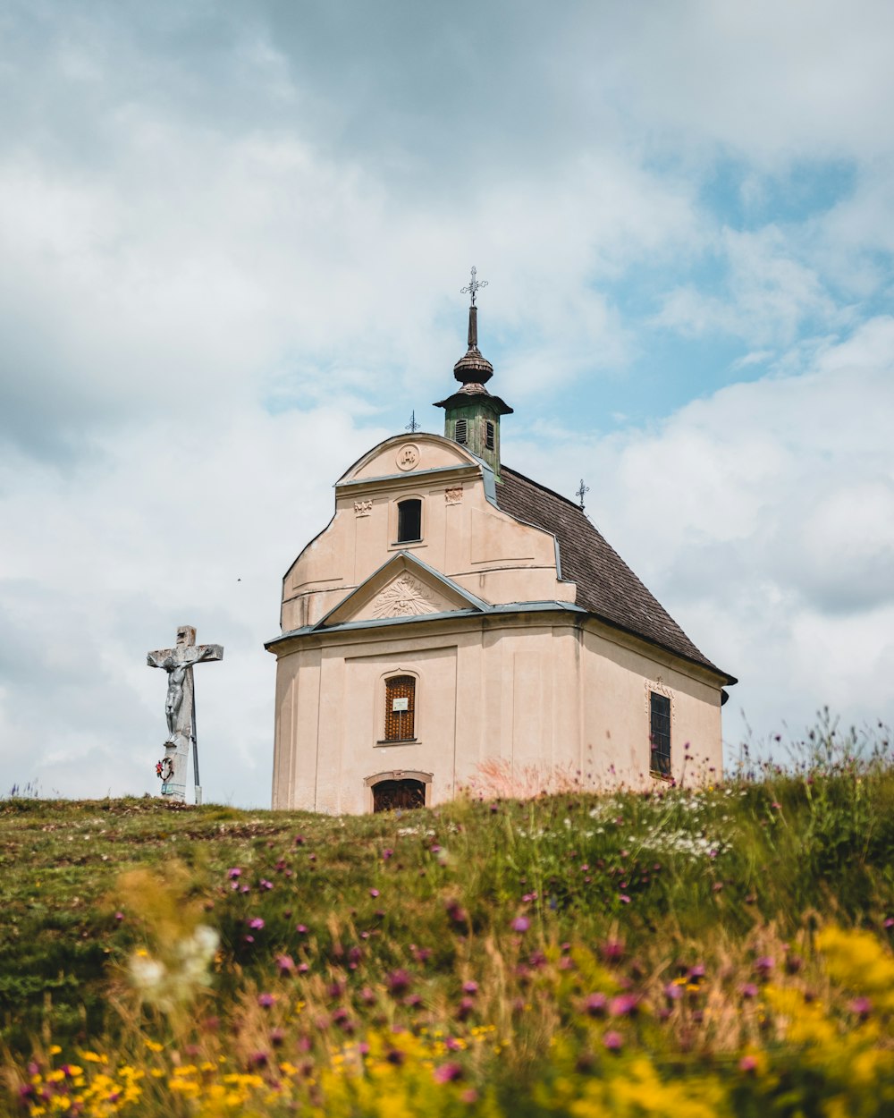 Cathédrale en béton blanc