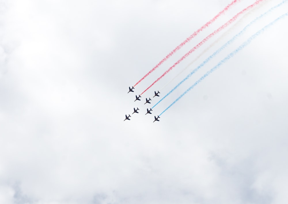 Aviones en el aire con estelas rojas, blancas y azules