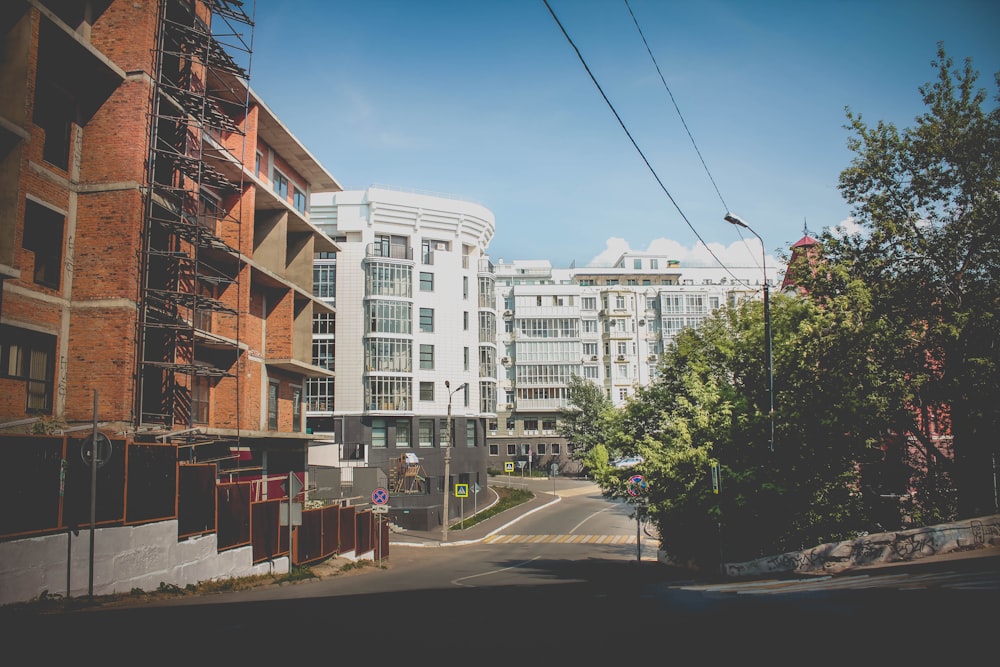 edifícios de concreto branco e marrom durante o dia