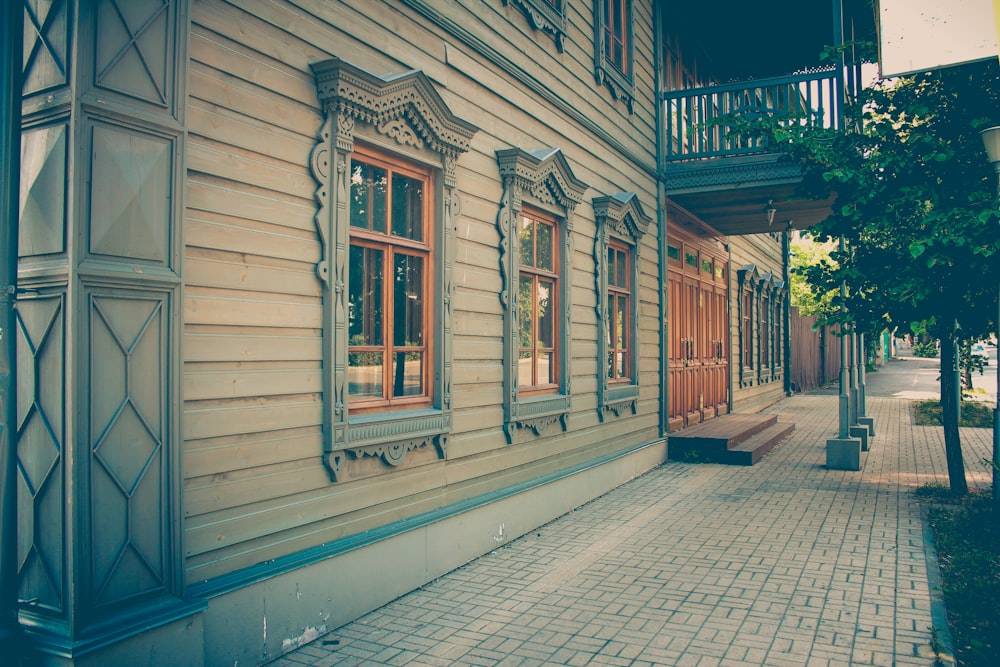 Casa de madera marrón durante el día