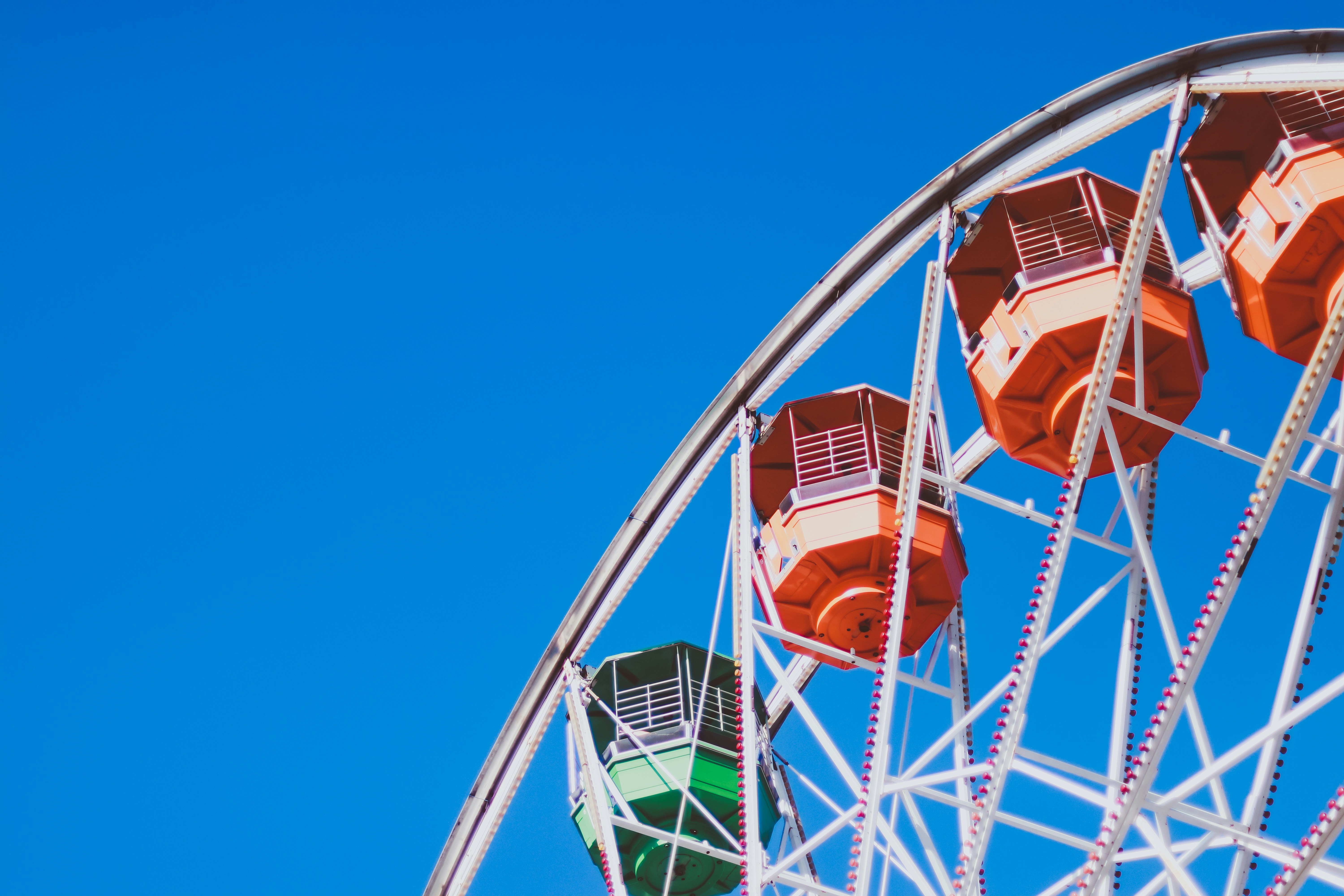 White, red, and green ferri's wheel photo – Free Amusement park Image on  Unsplash, image size:3000x2000