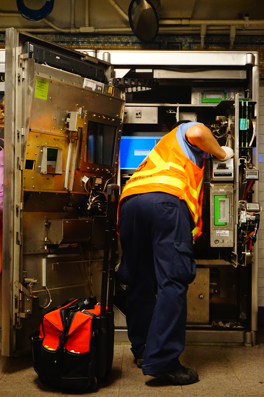 Técnico reparando un equipo