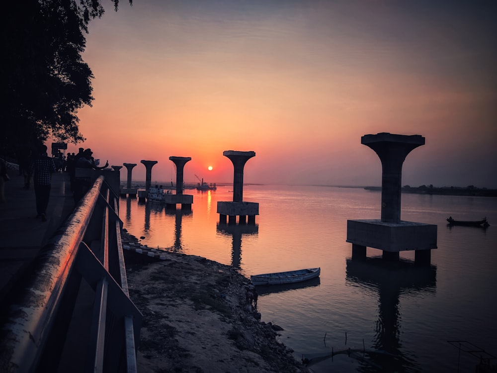 Graue Betonbrückenpfeiler an der Bucht