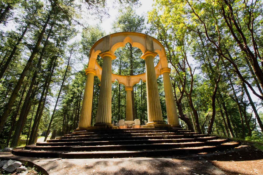 gazebo de concreto na floresta durante o dia