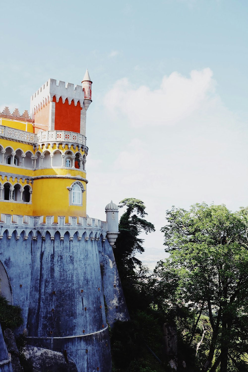 Castelo branco e amarelo sob céus brancos e azuis
