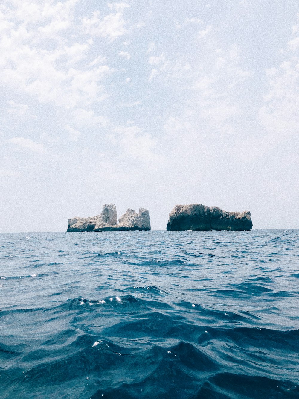 sea under clear blue sky