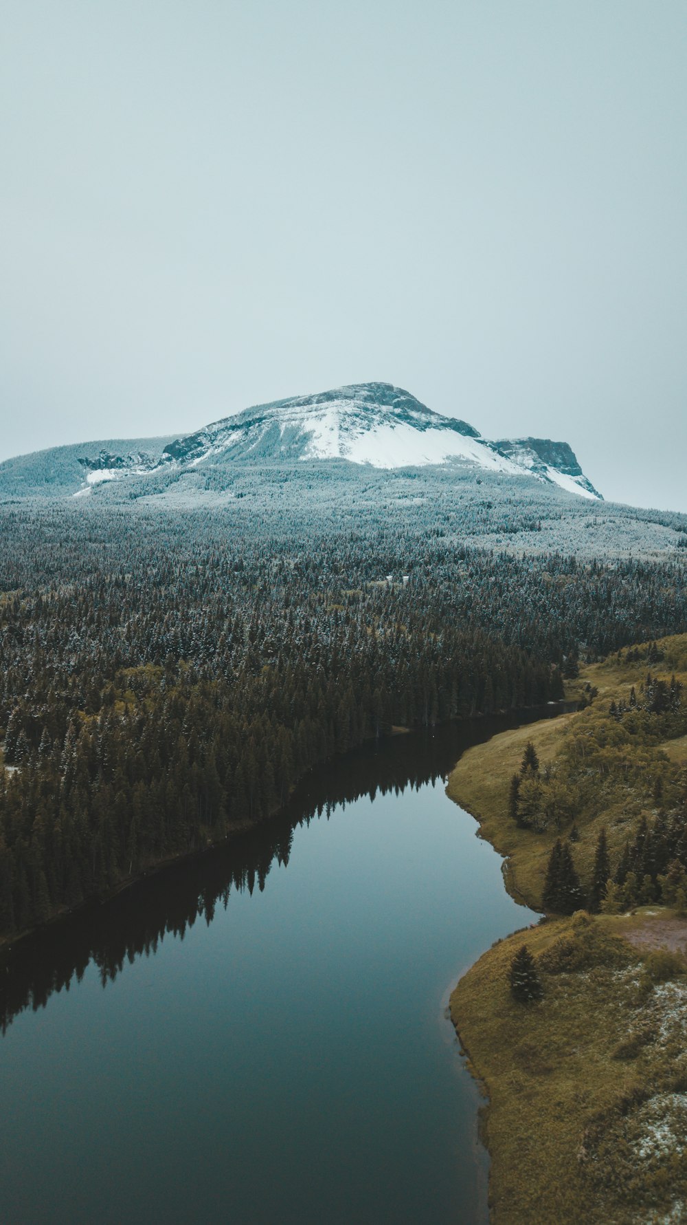 Montaña de nieve blanca