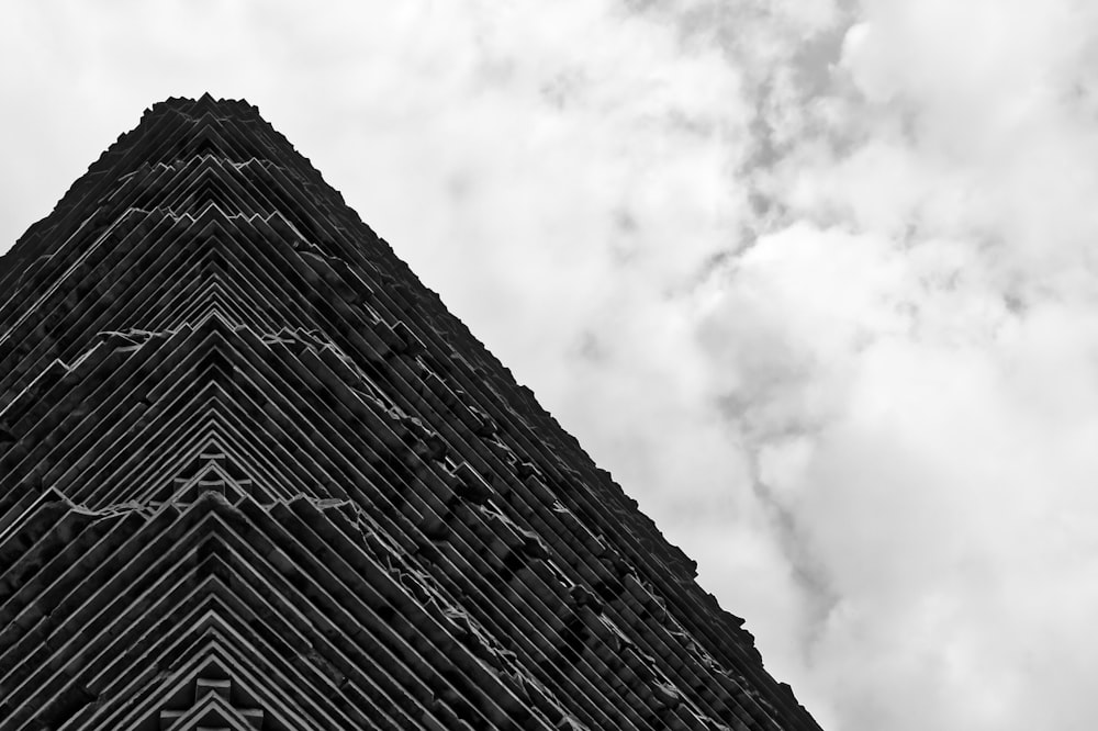 uma foto em preto e branco de um edifício muito alto