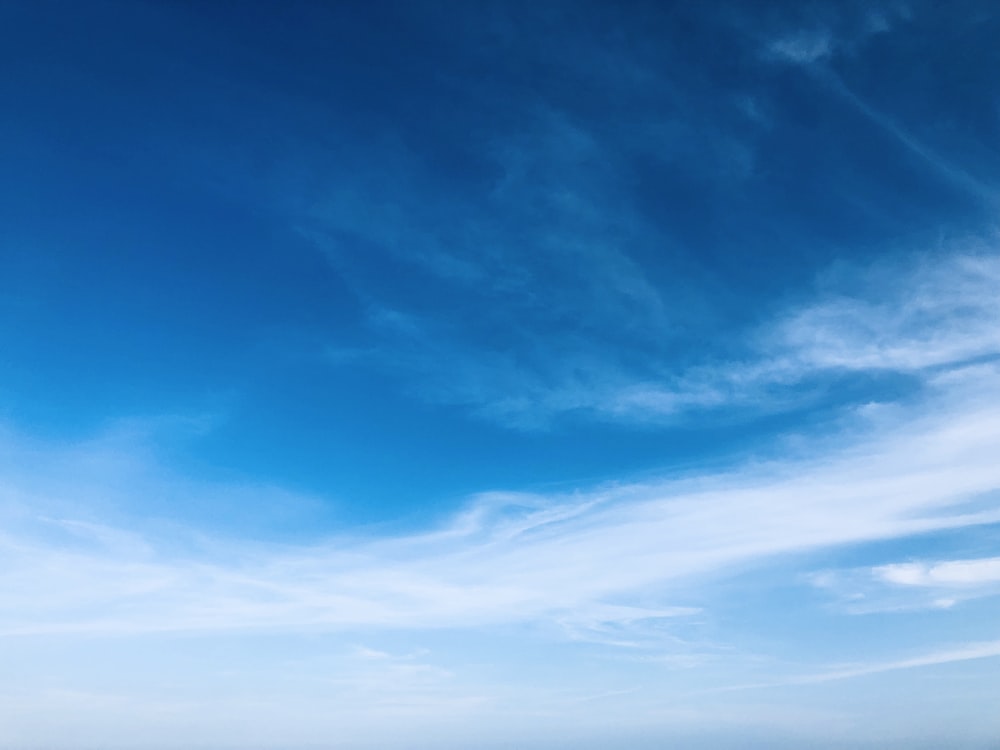 ciel bleu et blanc