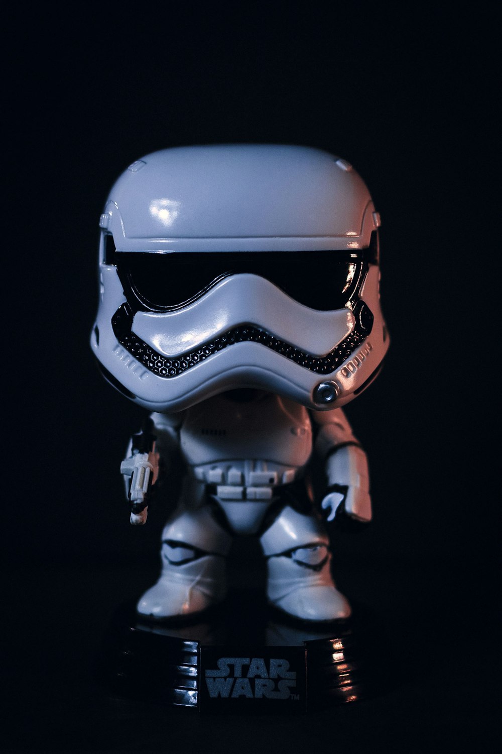 figura blanca y negra de Stars Wars Storm Trooper