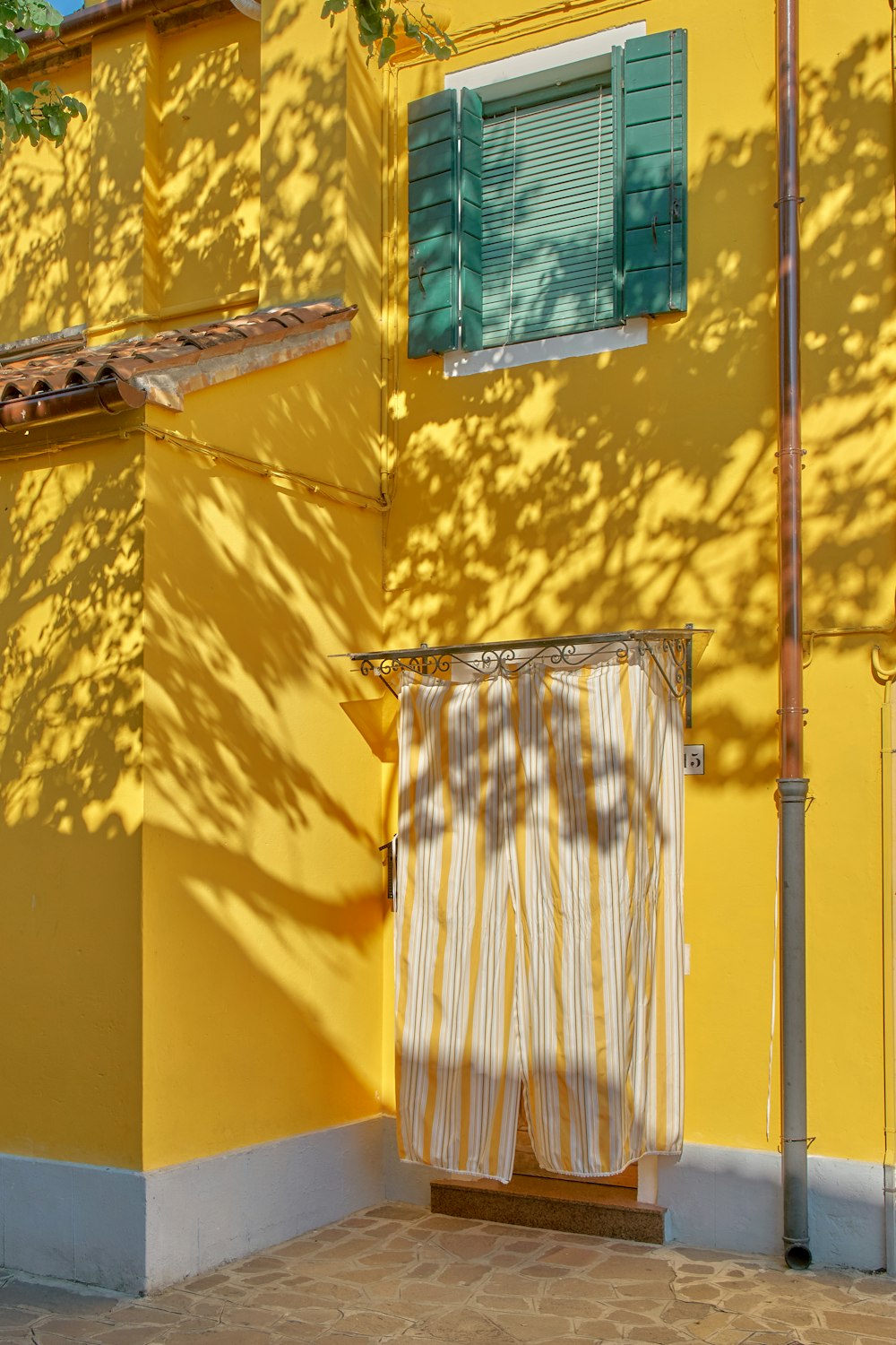 Edificio de hormigón pintado de amarillo