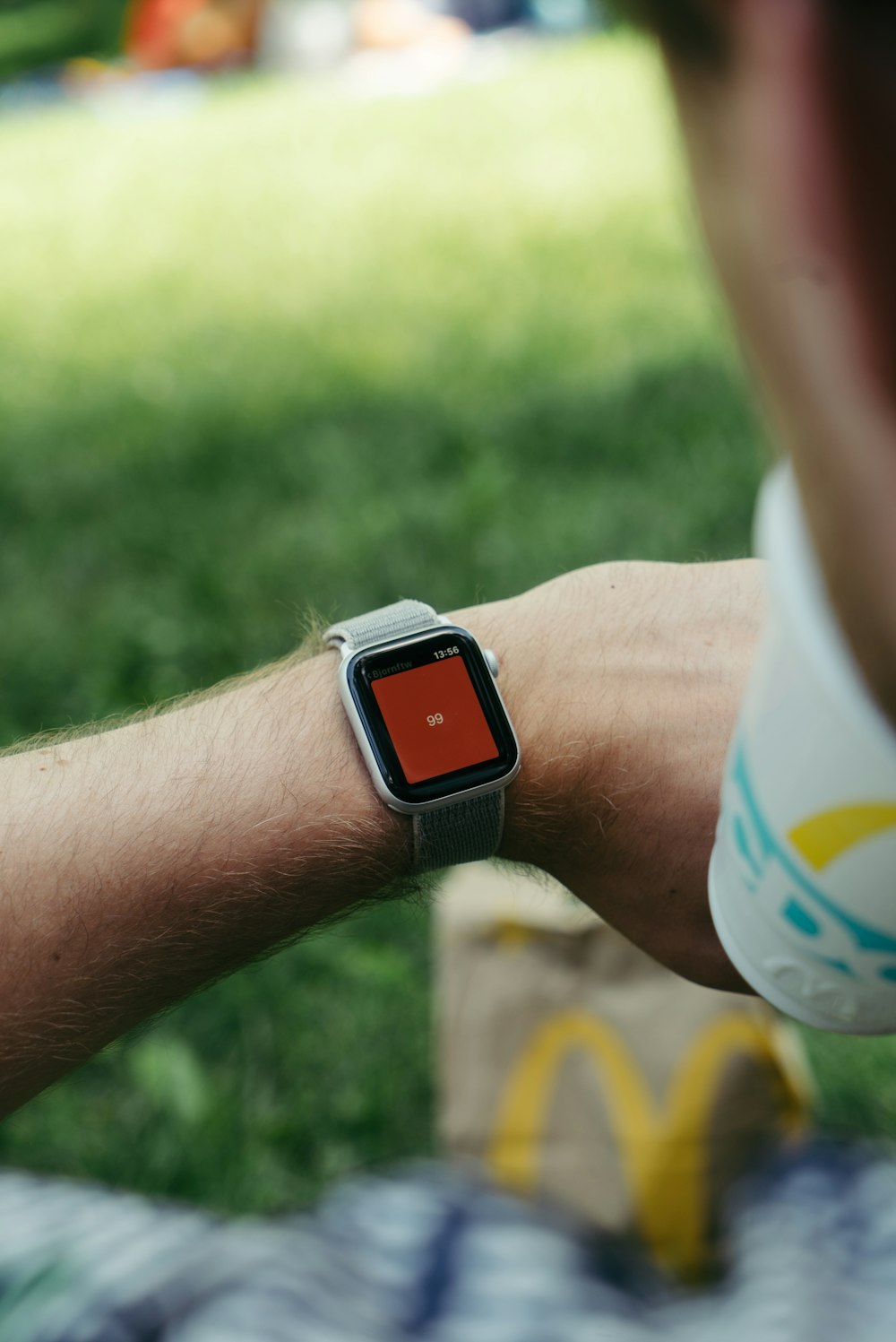 Graue und schwarze Smartwatch mit Metallarmbändern