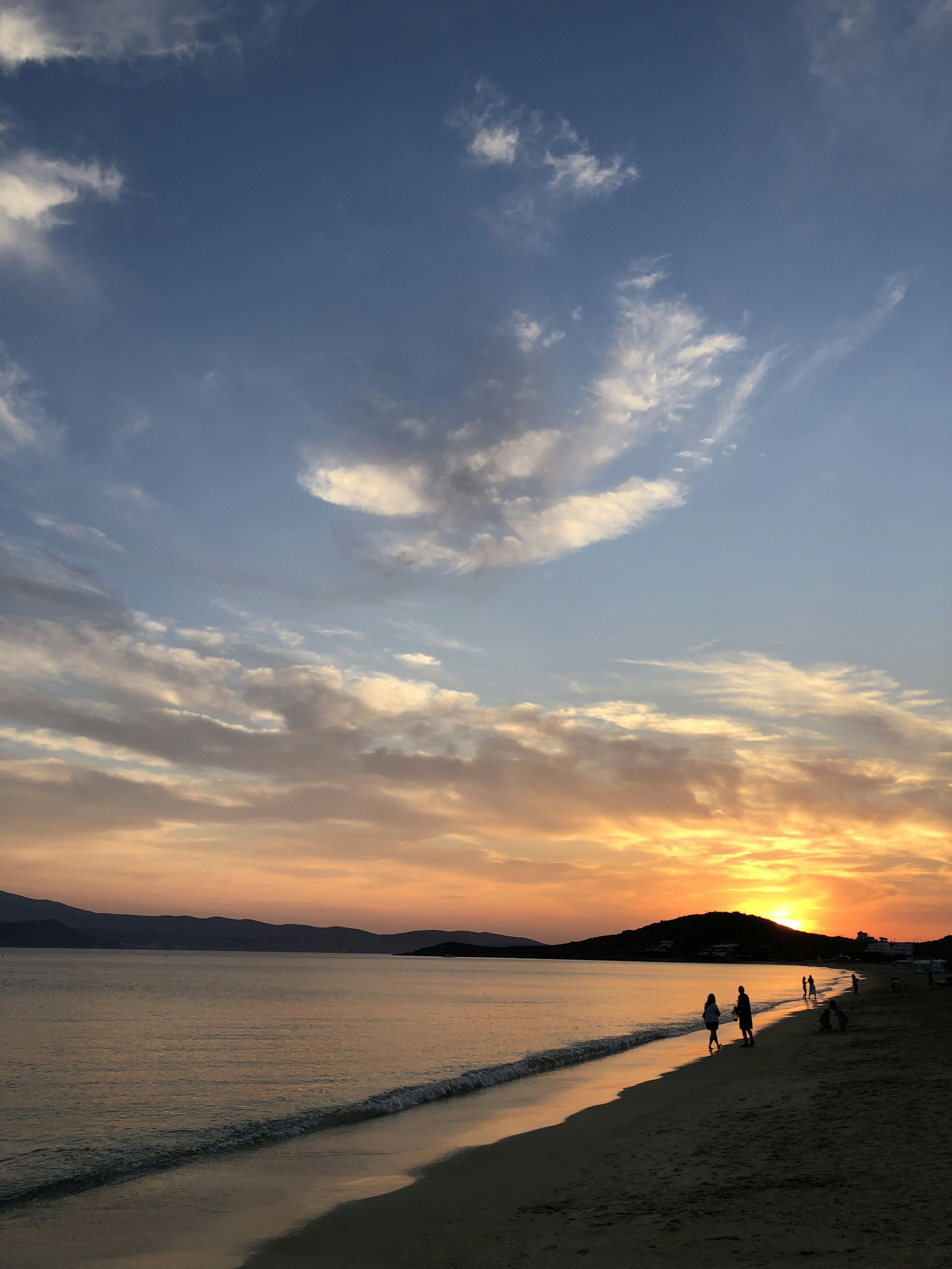 Romantic beach sunset, ilustrasi artikel Honeymoon Bliss: Your Guide to Stress-Free Romantic Getaways 5