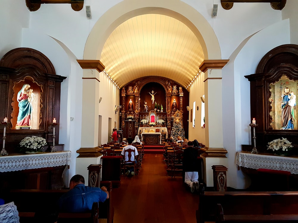 personnes à l’intérieur de l’église