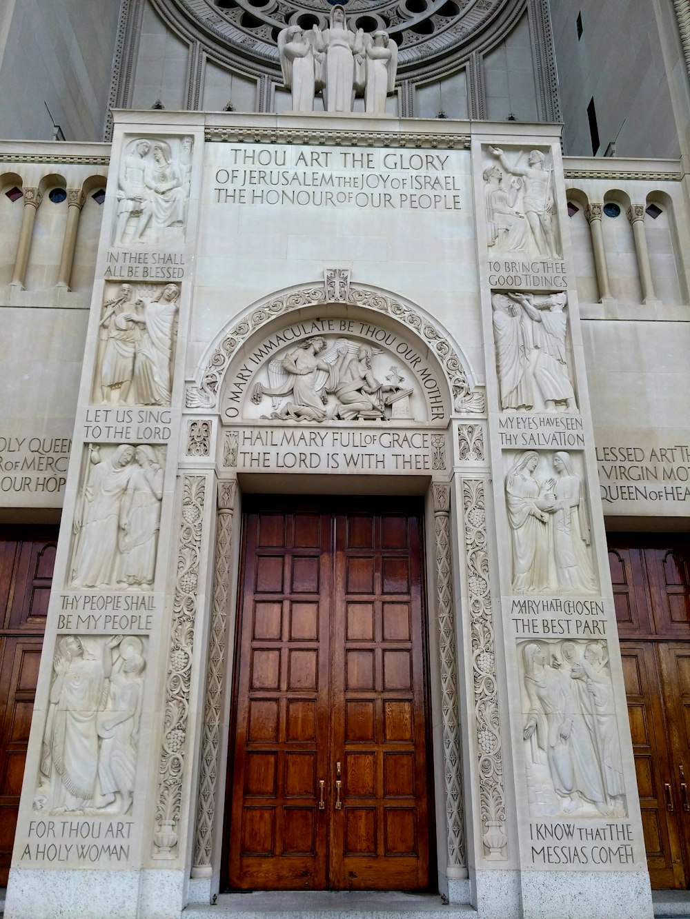 Museo bianco che mostra la porta chiusa