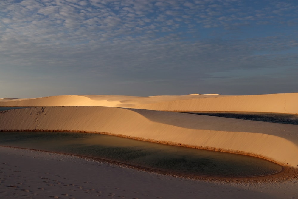 Cuerpo de agua en el desierto bajo el cielo azul