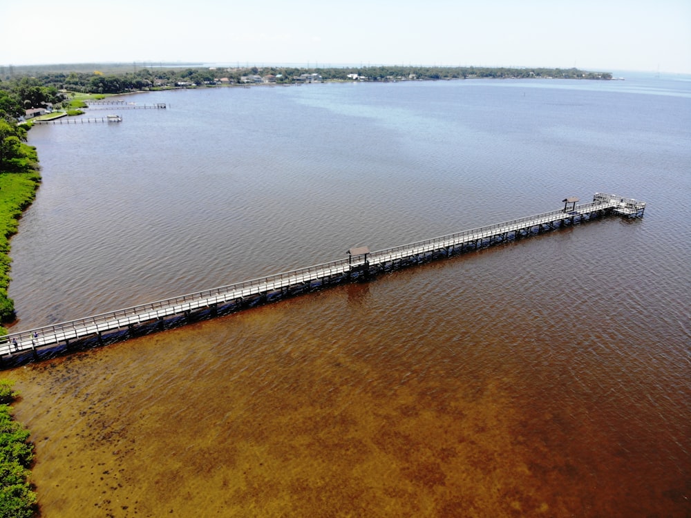 weißes und graues Stranddock in der Nähe des Meeres