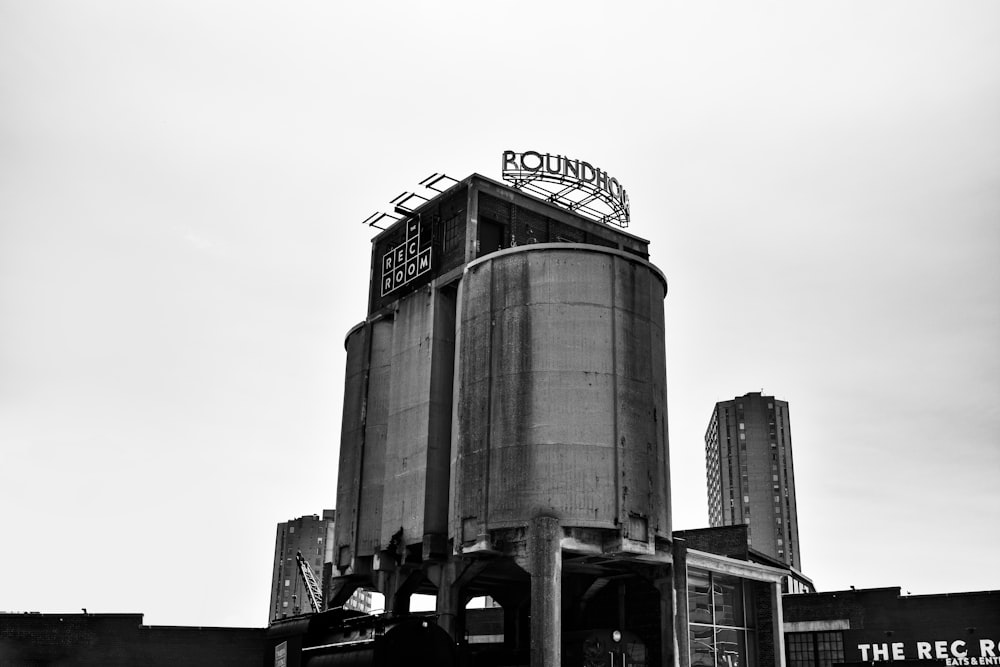foto do edifício em escala de cinza
