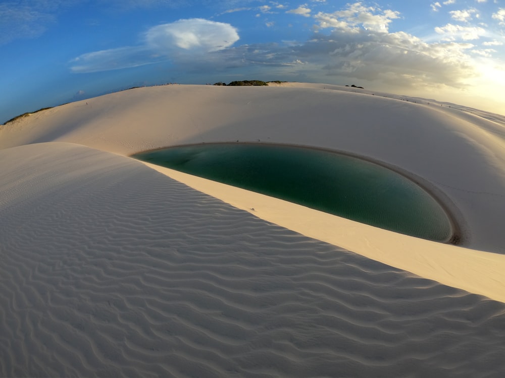 Una vista de las dunas de arena desde la cima de una colina