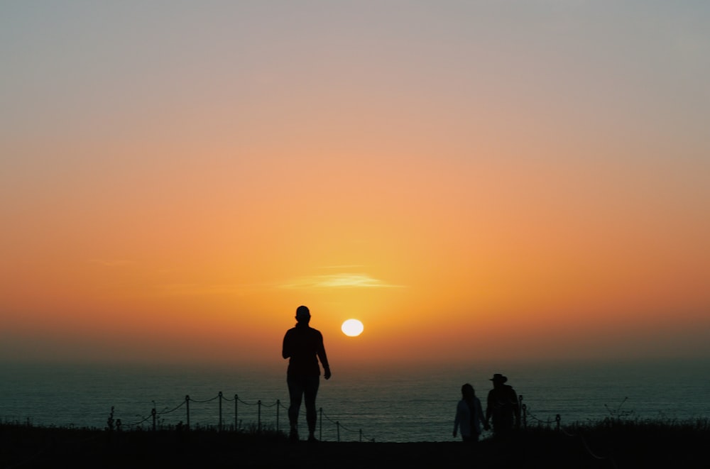 Silhouette einer Person, die auf dem Feld steht